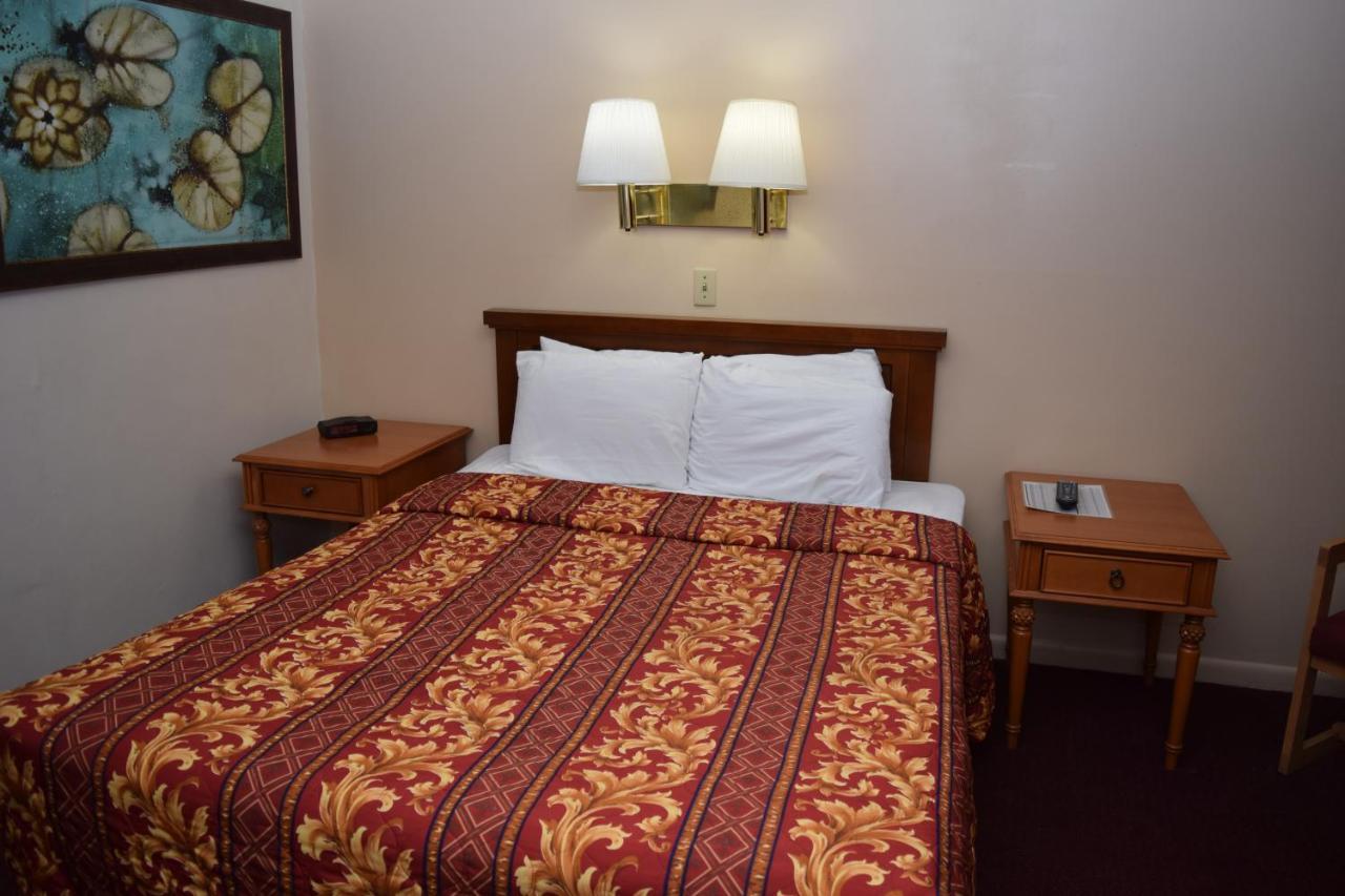 Knights East Motel